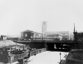 The station during construction, with the railway bridge over Schillerstrasse