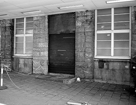 Das Vordach schneidet gefühllos in die Fensteröffnungen ein