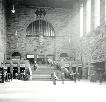 Demolition (here in yellow) of the stair in the Large Ticket-Hall