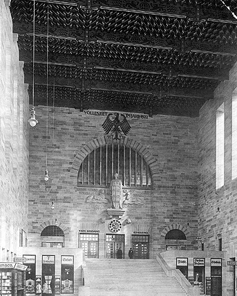 Decoration and the heraldically painted ceiling emphasise that here we have the reception hall of the Kingdom of Wuerttemberg.