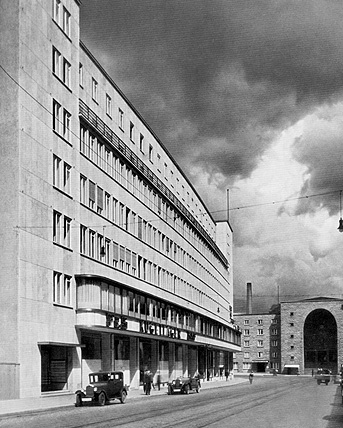 Die von Bonatz geschaffene Lautenschlagerstr. mit dem ebenfalls von ihm entworfenen Zeppelinbau führt direkt auf die Kleine Schalterhalle