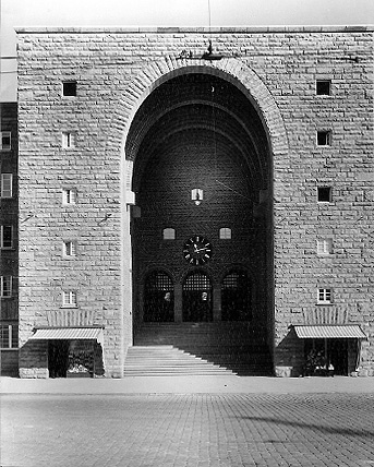 Not until during the long planning and construction time did the original round arch become a parabolic one and the hipped roof a saddle roof