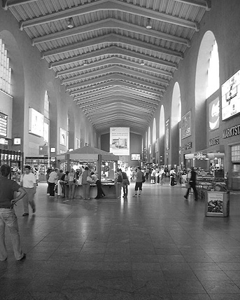 Vue actuelle du hall en cul-de-sac. Il n’y a pas de conception, l’architecture est envahie par des kiosques sauvages et par la publicité