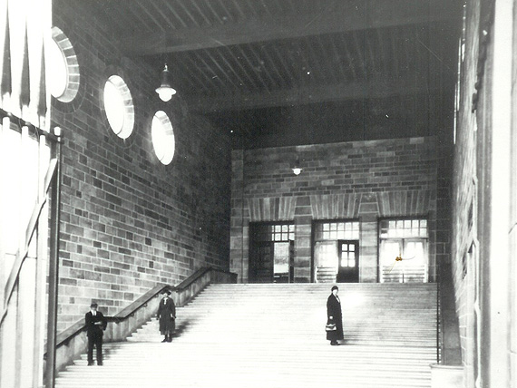 As in the »Small Ticket-Hall«, the stairs are behind the fassade but in front of the interior