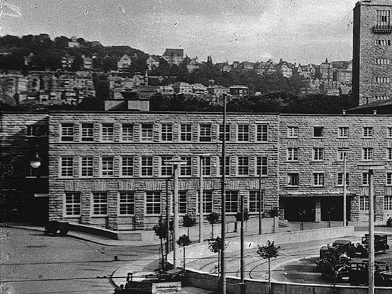 Sur la photo historique on s’apercevoit de la multitude de fenêtres dans l’aile de la poste