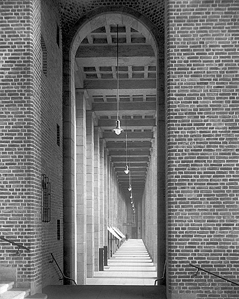 Le hall des piliers qui s’ouvre vers la place de la gare, est caractérisé par un ordre classique. Son jeu du clair-obscur fait de cet espace un des points culminant du bâtiment