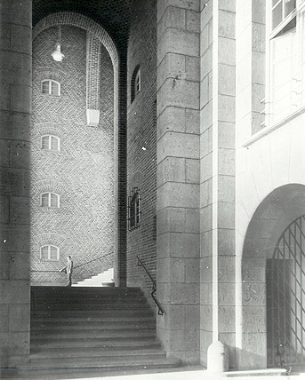 Vue du hall des piliers vers l’escalier du petit hall des guichets. En premier plan on s’apercevoit de l’entrée des camionnettes