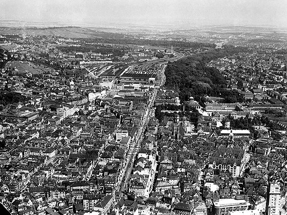 Koenig Strasse harmonically connects the station with its »Castle-Park Wing« to the rest of the city and creates the vision of an axis to the Neckar Valley.