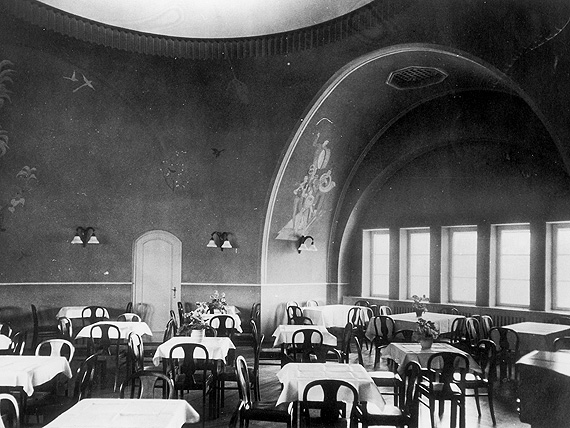 Vue du café au 4e étage avant la deuxième guerre mondiale. En haut on voit la balustrade ronde du 5e étage